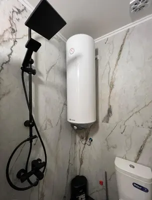 a light in a bathroom with a water heater at Guest House Tanevi in Devin