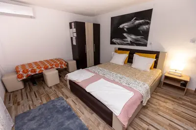 a small bedroom with a bed and a table at Apartement Hérmitage in Sandanski