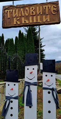 three snowmen wearing hats and ties under a sign at Тиловите къщи in Ribarica